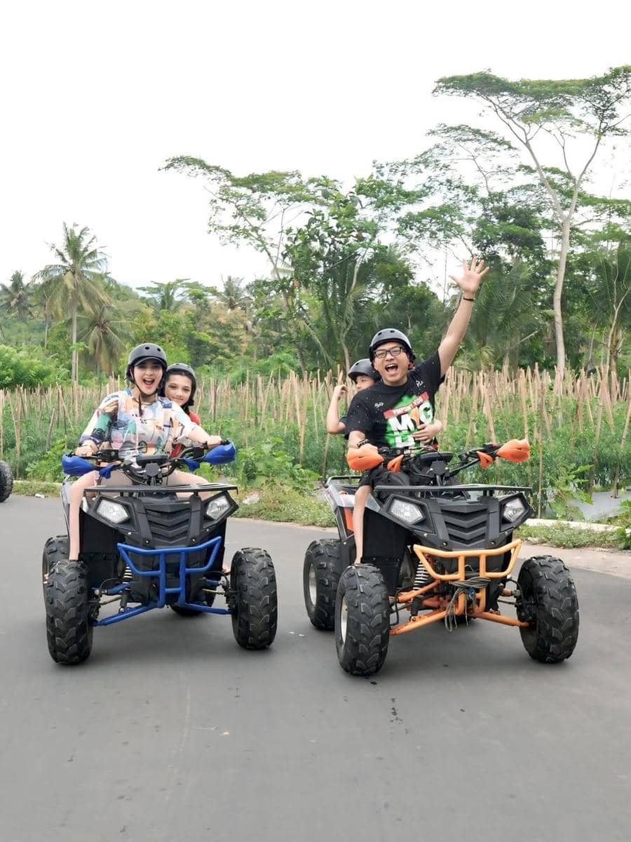 Ashanty dan keluarga main ATV di Magelang