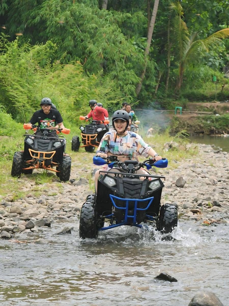 Ashanty dan keluarga main ATV di Magelang