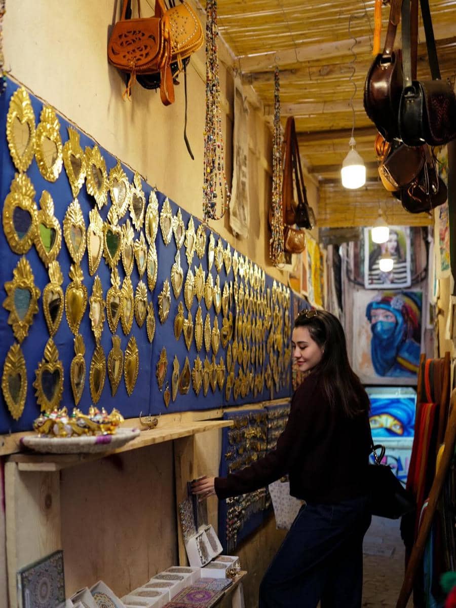 Thariq dan Aaliyah jalan-jalan di Souk Semmarine.