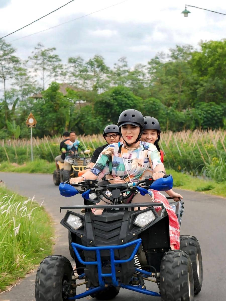 Ashanty dan keluarga main ATV di Magelang