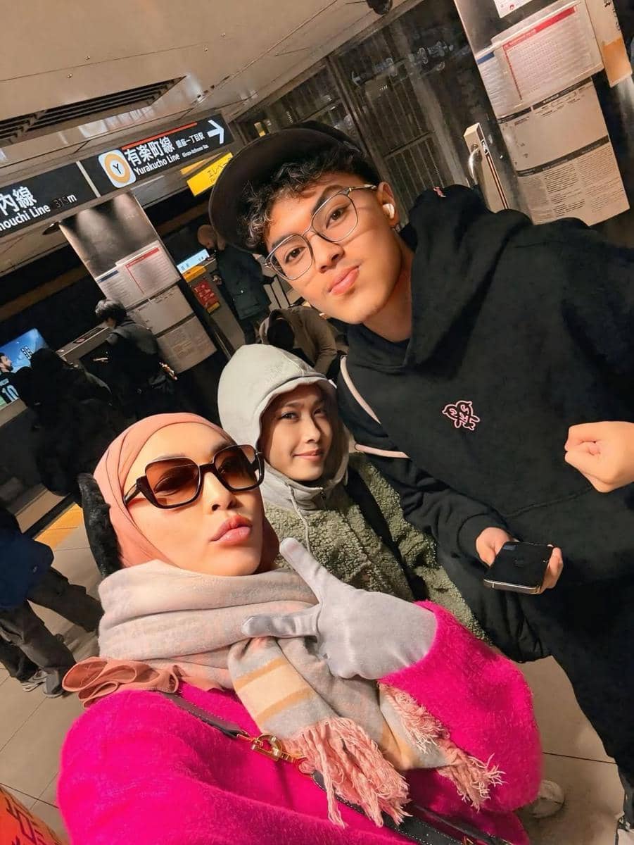 Angelina Sondakh liburan bareng Keanu Massaid ke Jepang