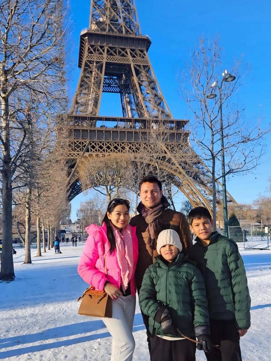 Keluarga Titi Kamal menikmati salju di menara Eiffel