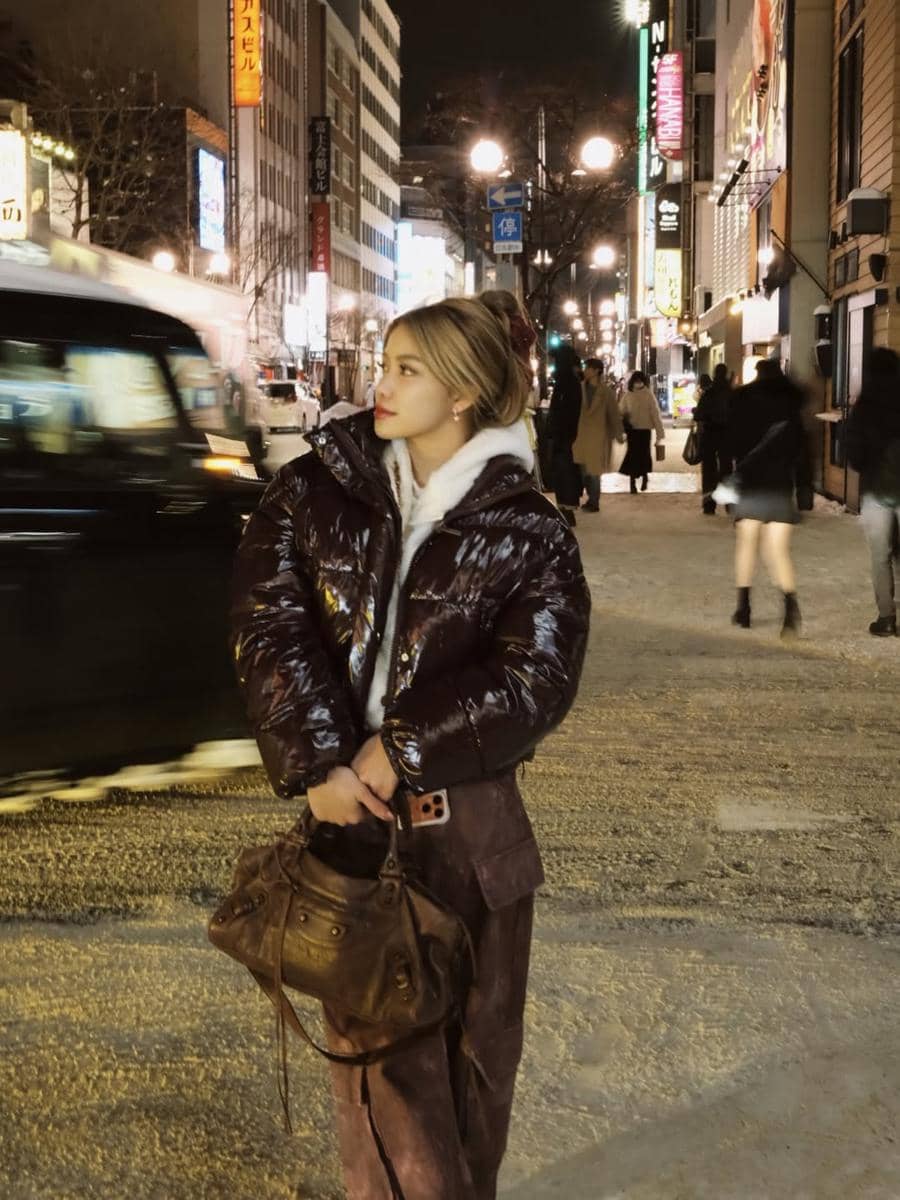 Regina Phoenix puas bermain salju di Sapporo