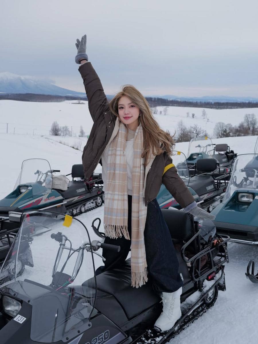 Regina Phoenix puas bermain salju di Sapporo