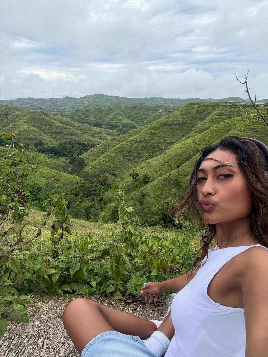 Novia Bachmid menikmati pemandangan Tanarara, Sumba Timur.