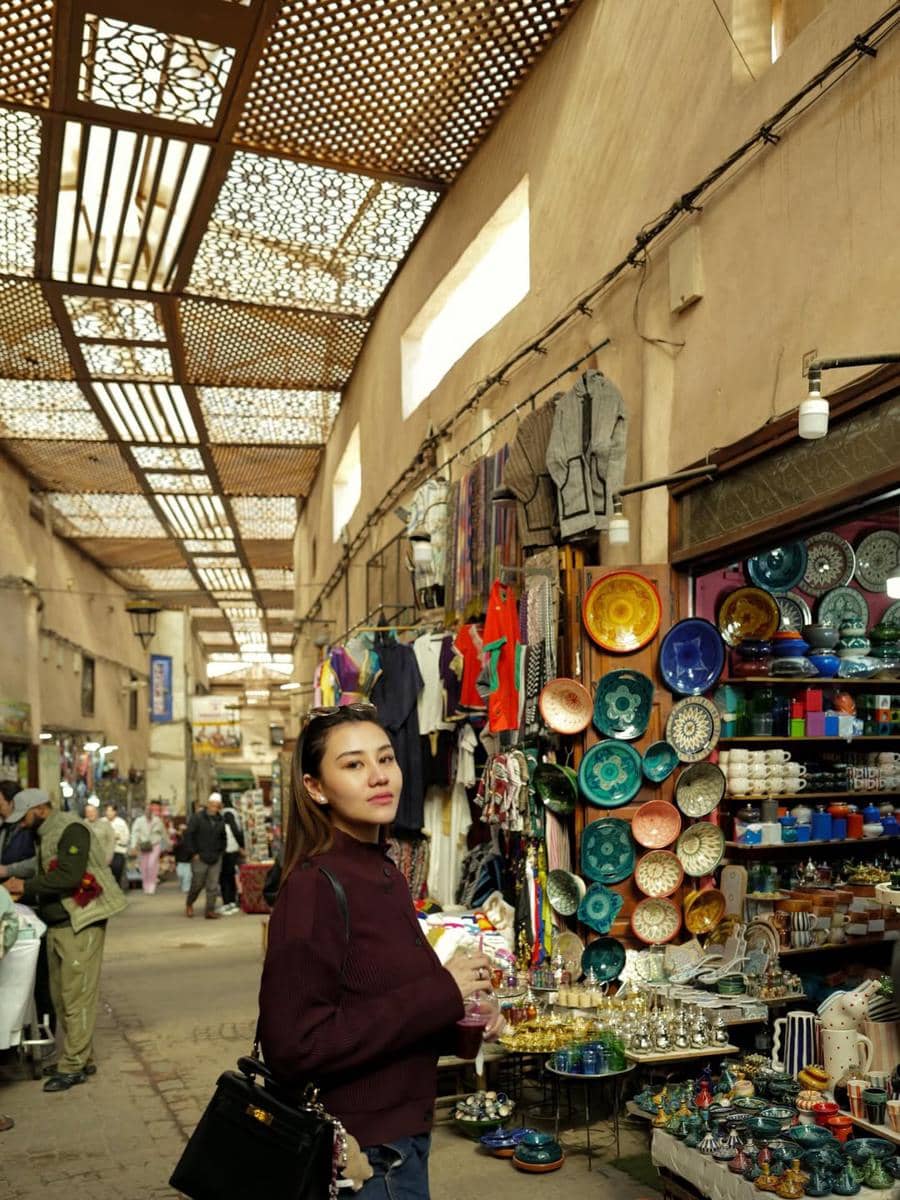 Thariq dan Aaliyah jalan-jalan di Souk Semmarine.