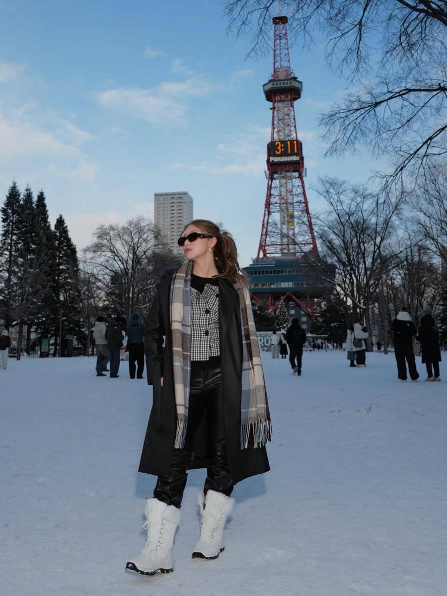 Regina Phoenix puas bermain salju di Sapporo