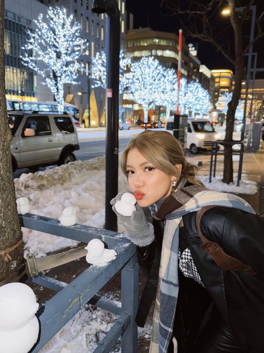 Regina Phoenix puas bermain salju di Sapporo