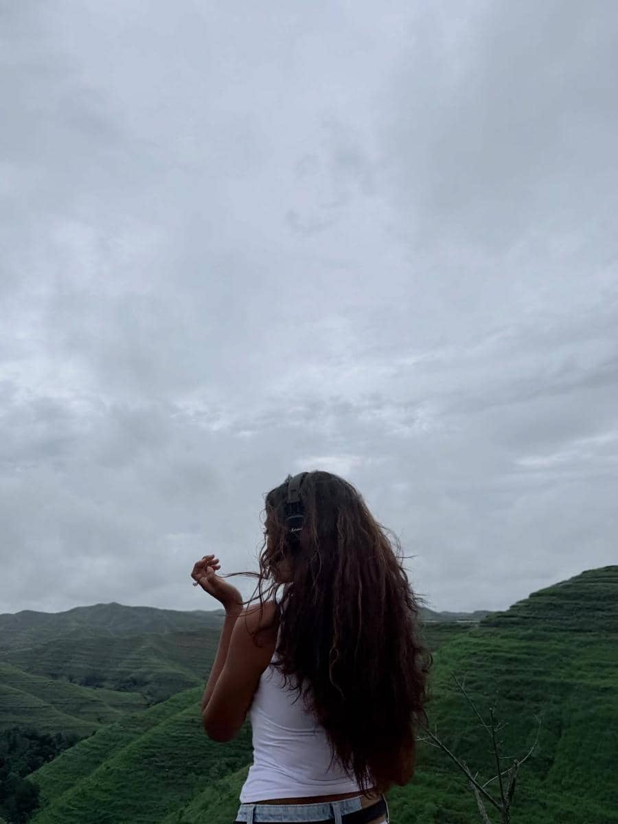 Novia Bachmid menikmati pemandangan Tanarara, Sumba Timur.