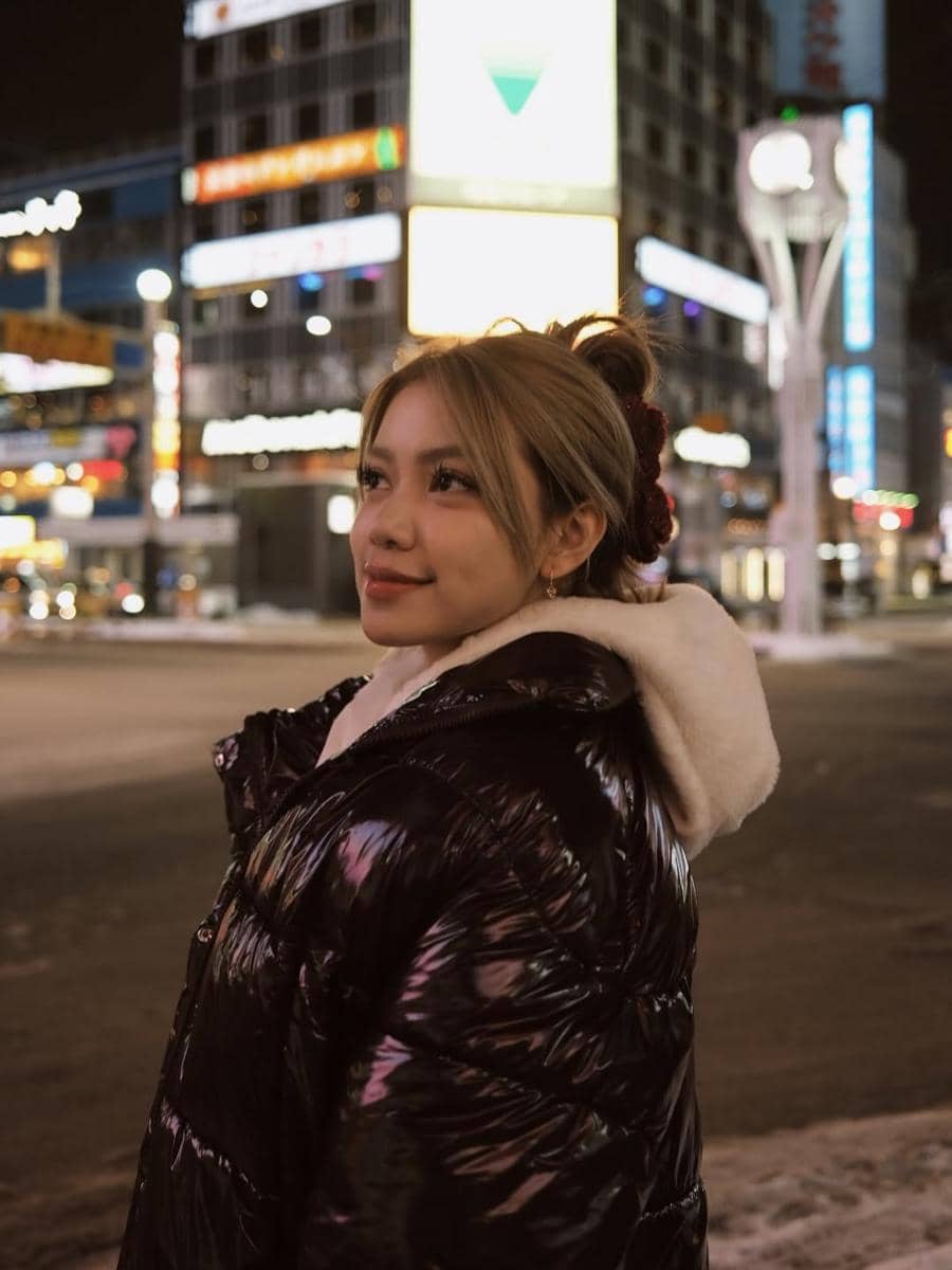 Regina Phoenix puas bermain salju di Sapporo