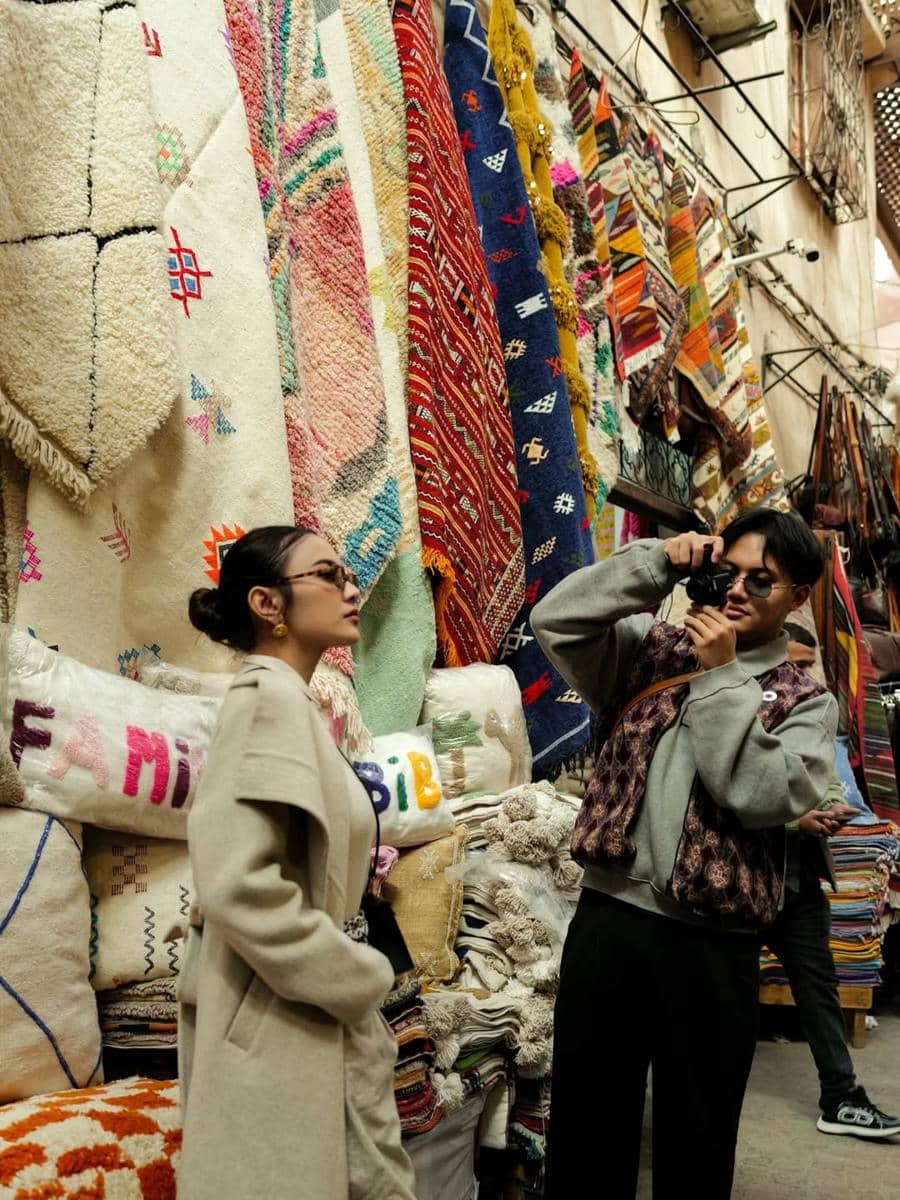 Thariq dan Aaliyah jalan-jalan di Souk Semmarine.