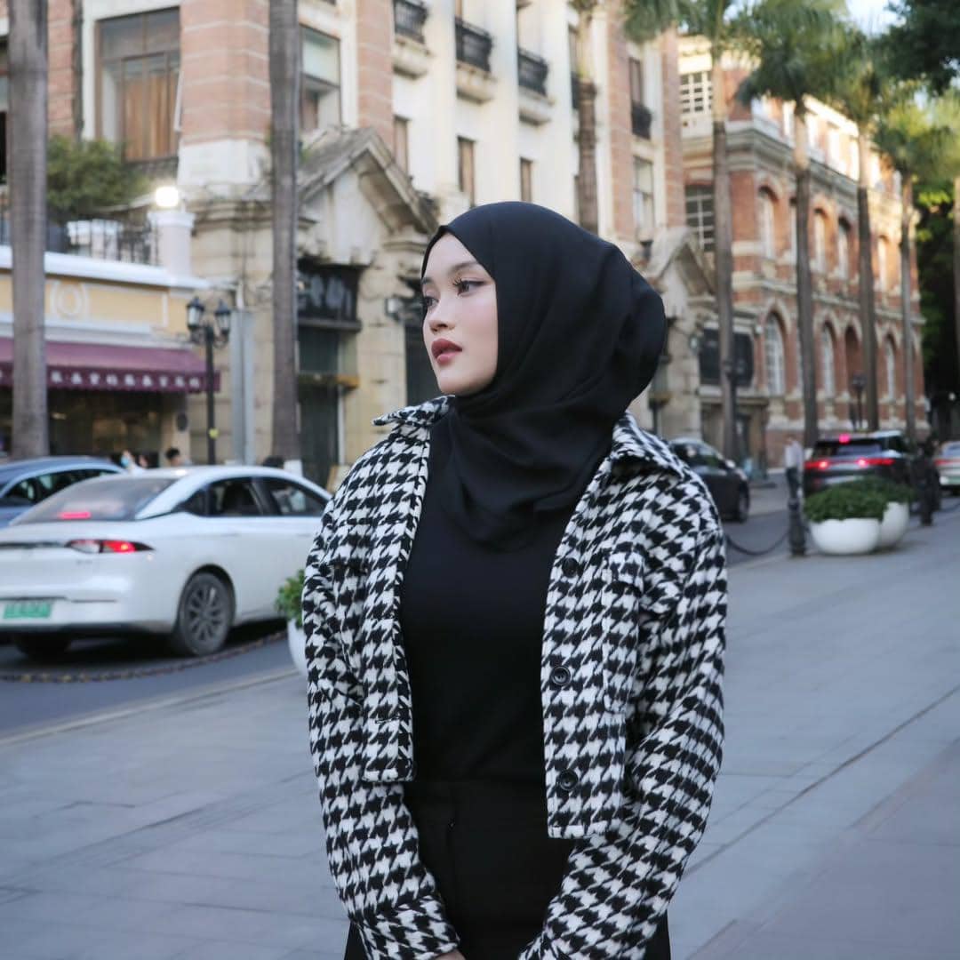 Putri Delina jalan-jalan di Shamian Island