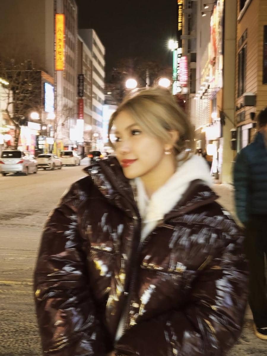 Regina Phoenix puas bermain salju di Sapporo