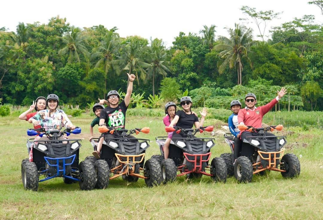 Ashanty dan keluarga main ATV di Magelang