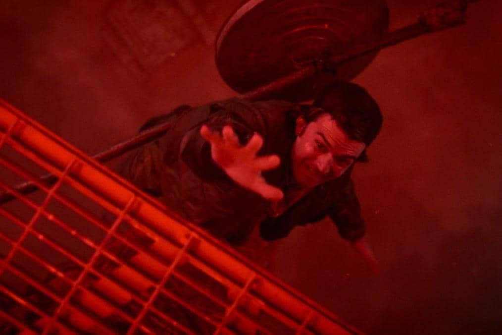 Steve terjatuh dari menara.