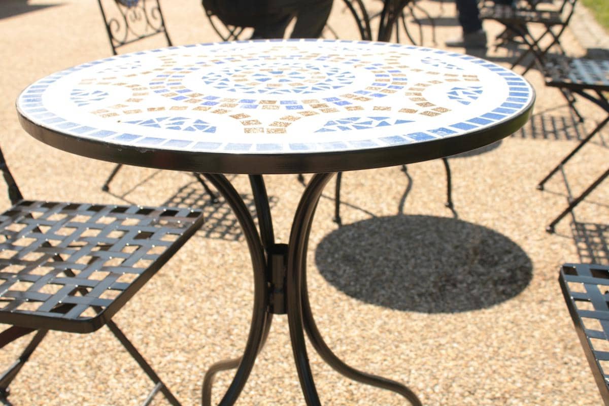 ilustrasi meja kaca dengan alas