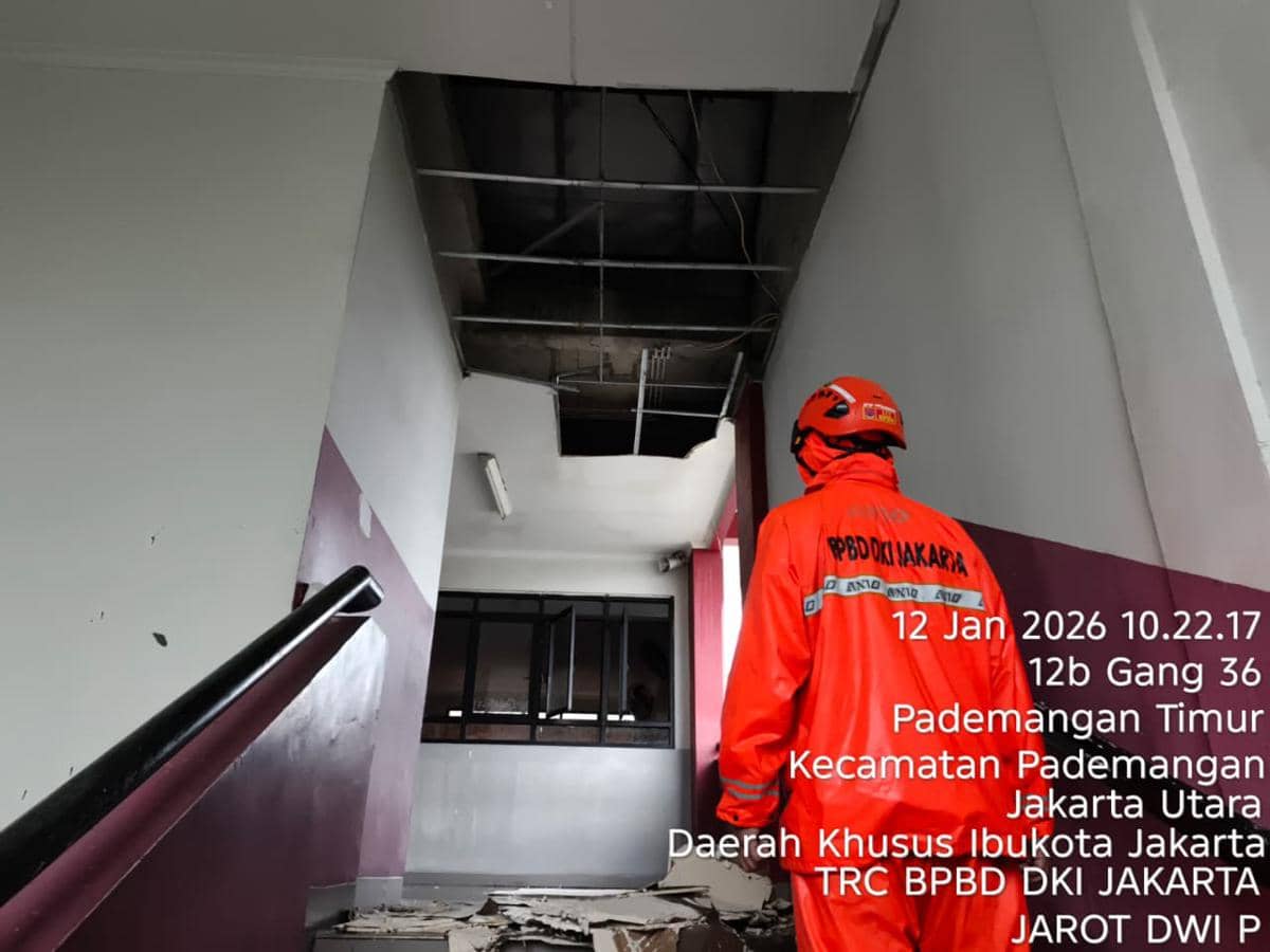 Platfon SDN 05 Pademangan Timur mengalami roboh