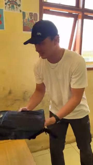 Potret Nicholas Saputra salurkan bantuan ke sekolah di Aceh Tengah