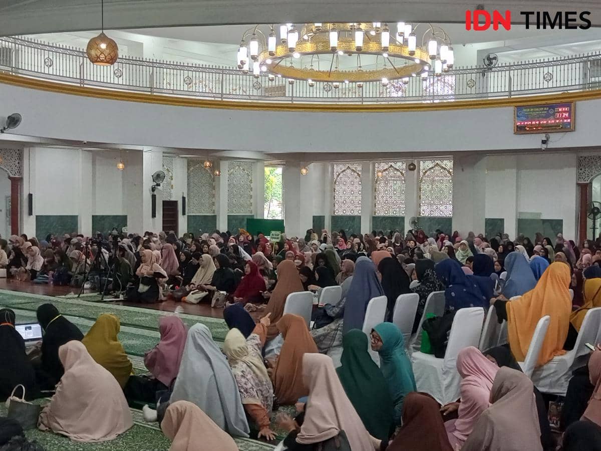 Kegiatan berantas buta aksara Bogor Tanlhsin Al-Ghozy di Masjid UIKA Bogor, Senin (12/1/2026). IDN Times/Linna Susanti. 