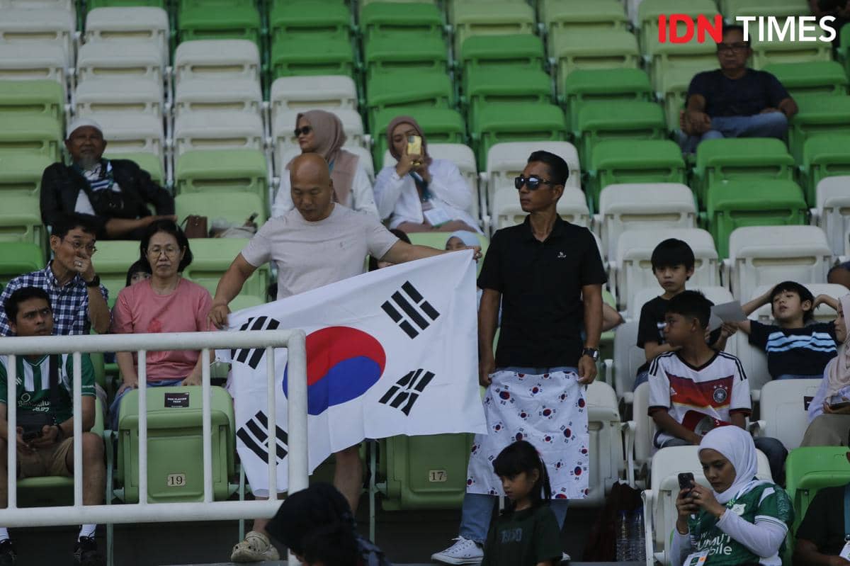Keluarga Kim Jeung-ho mendukung PSMS ke Stadion Utama Sumut, Minggu (11/1/2026) (IDN Times/Doni Hermawan)