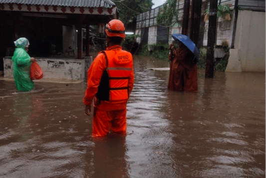 Luapan Kali Krukut merendam sejumlah RT akibat hujan lebat di Kelurahan Cilandak Timur, Pasar Minggu, Jakarta Selatan