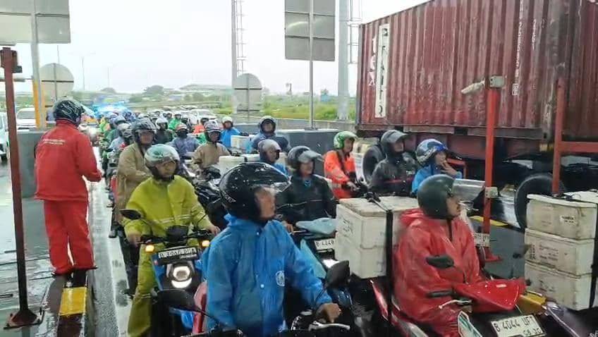 Pemotor di Bekasi dikawal polisi saat terjadi banjir. (Istimewa) 
