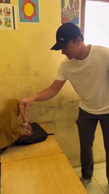 Potret Nicholas Saputra salurkan bantuan ke sekolah di Aceh Tengah