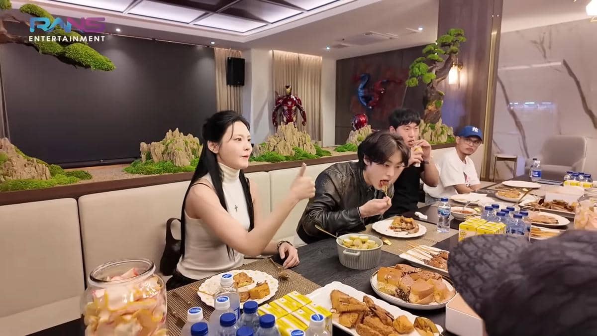 Potret Lee Won Jung dan Han Chae Kyung main ke rumah Nagita Slavina