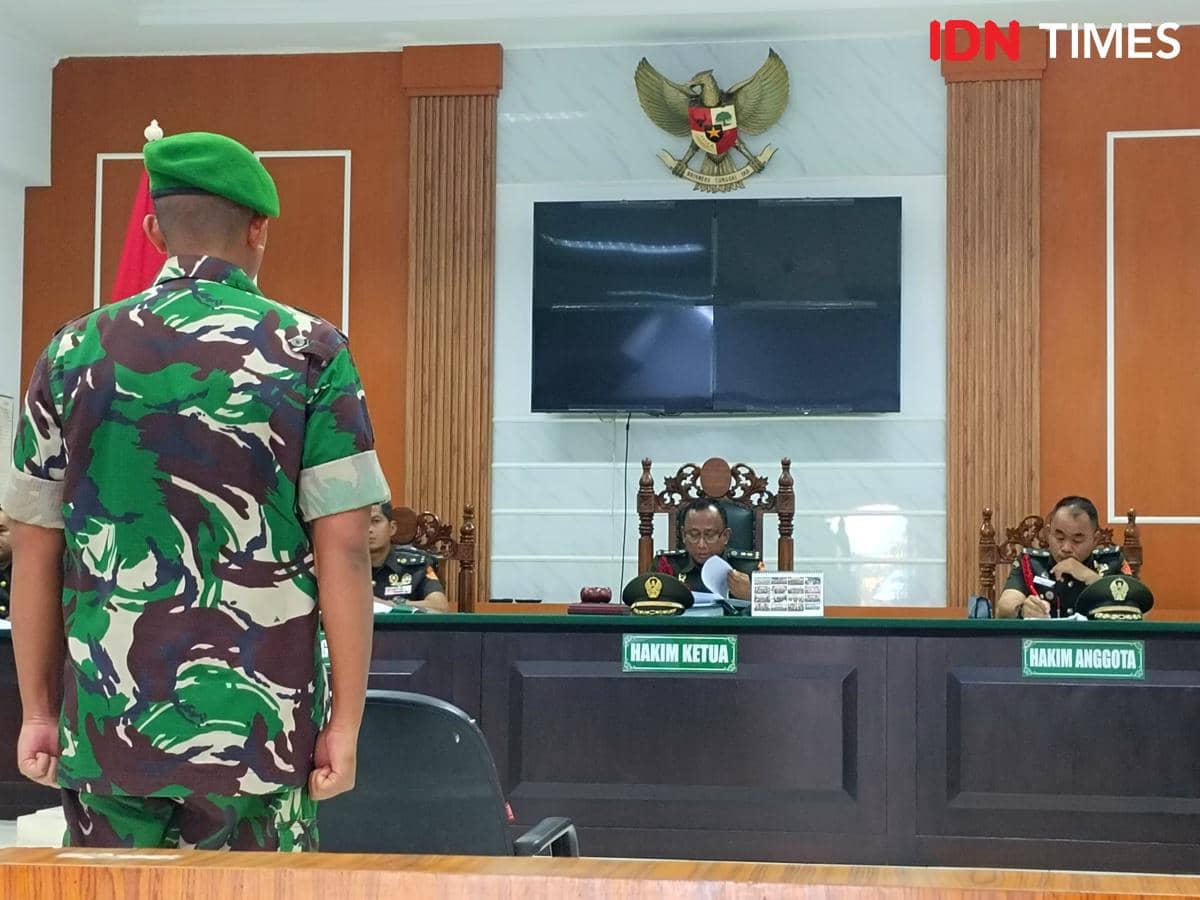 Serma Tengku Dian saat mendengarkan tuntutan yang dialamatkan kepadanya di sidang tuntutan Pengadilan Militer I/02 Medan (IDN Times/Eko Agus Herianto)