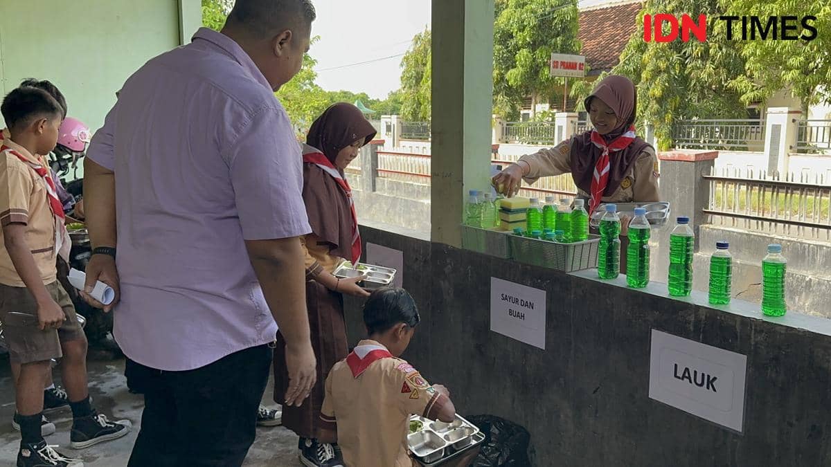 Siswa SD Pranan 1 diajak memilah makanan MBG sendiri usai makan bersama. (IDN Times/Larasati Rey)