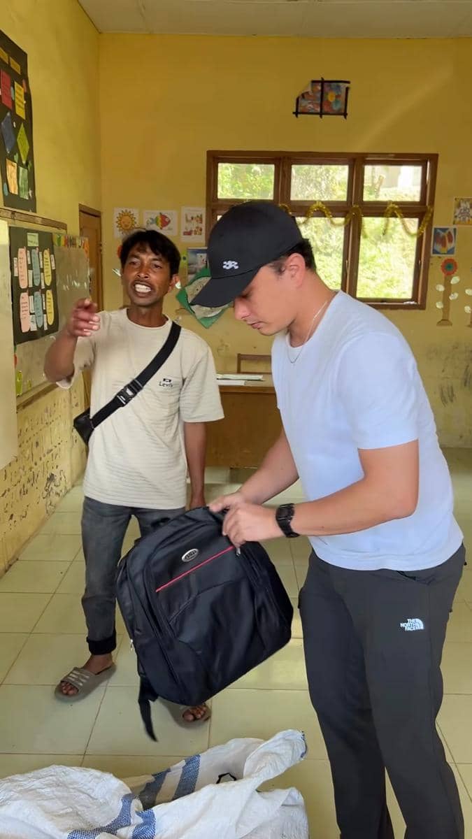 Potret Nicholas Saputra salurkan bantuan ke sekolah di Aceh Tengah
