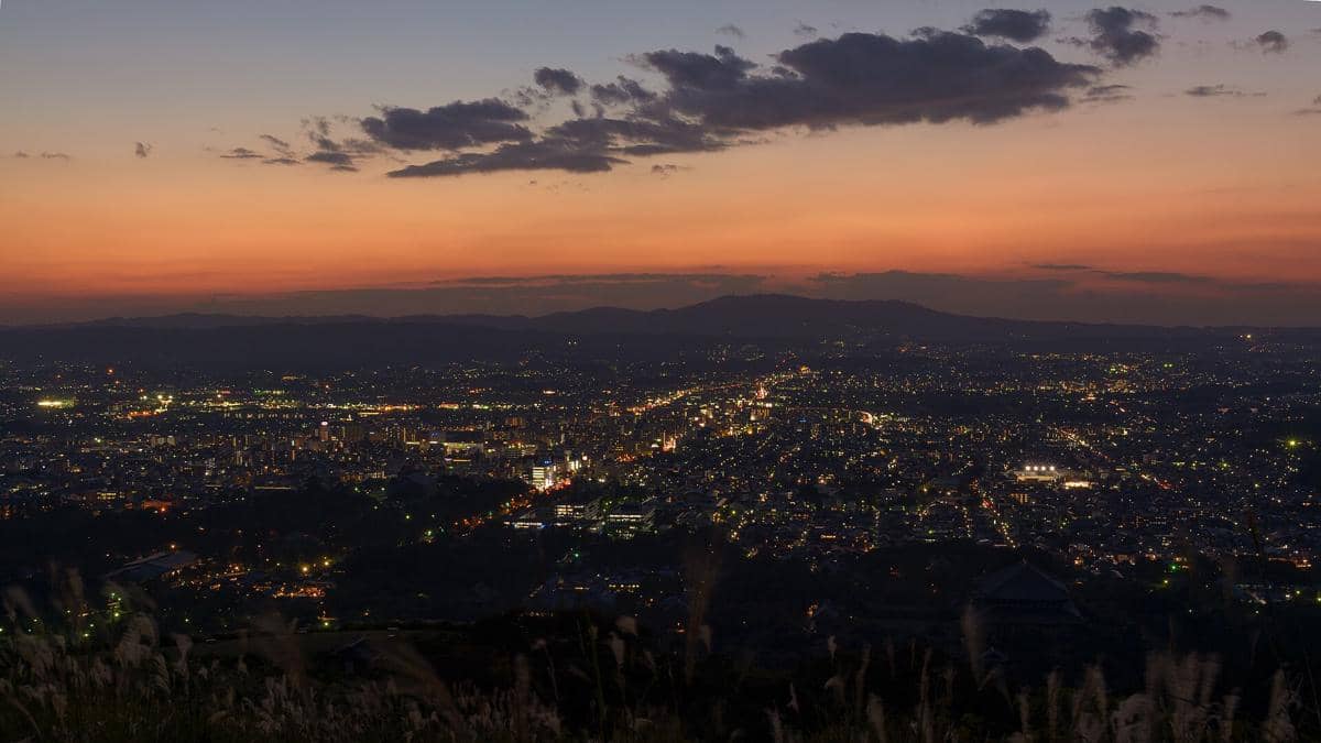 Potret pemandangan Kota Nara dari Gunung Wakakusa