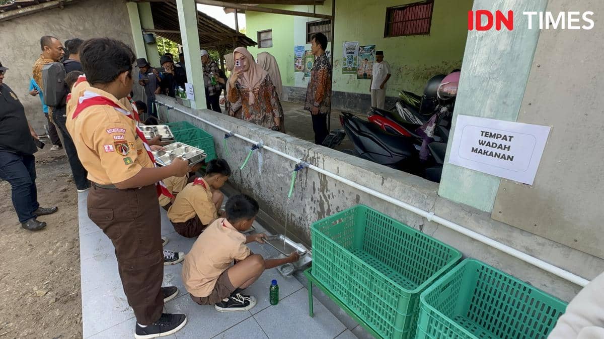 Siswa SD Pranan 1 diajak menuci ombreng MBG sendiri usai makan bersama. (IDN Times/Larasati Rey)
