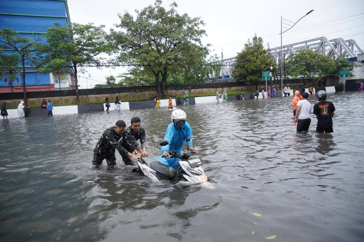 Prajurit TNI AL, banjir