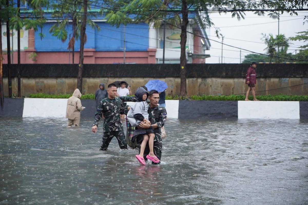 Prajurit TNI AL, banjir Jakarta
