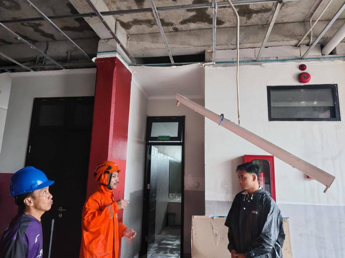 Plafon Sekolah Dasar Negeri (SDN) 05 Pademangan Timur, Jakarta Utara, ambruk akibat hujan deras