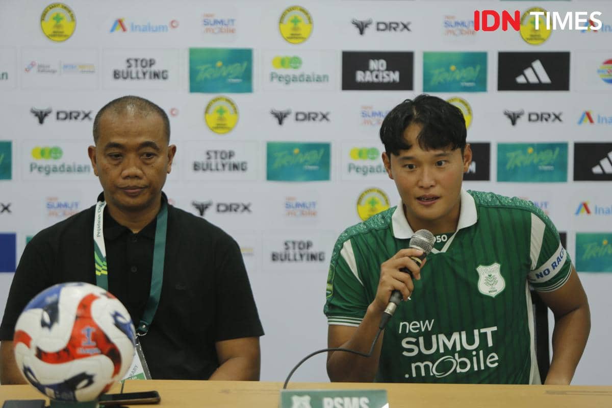 Pelatih PSMS Eko Purdjianto bersama kapten Kim Jeung-ho (IDN Times/Doni Hermawan)