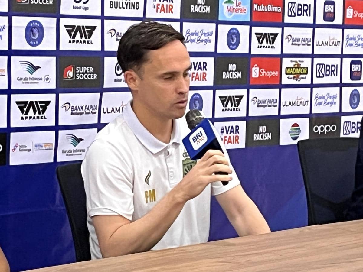 Pelatih Bhayangkara Presisi Lampung FC saat konferensi pers usai laga menghadapi PSBS Biak. 