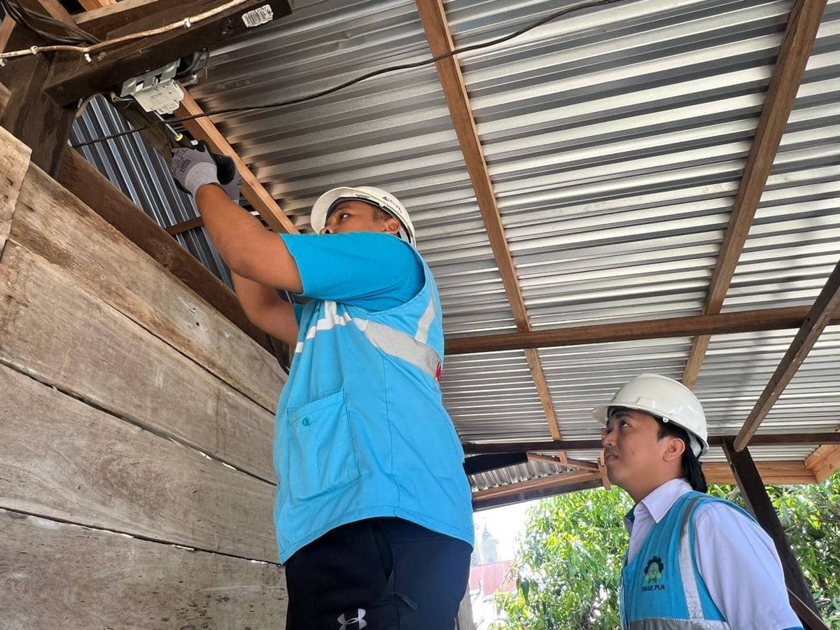 Ilustrasi Petugas PLN saat melakukan penambahan daya pada kWh meter milik pelanggan di Kabupaten Sidrap, Sulawesi Selatan. (Dok. PLN UID Sulselrabar)