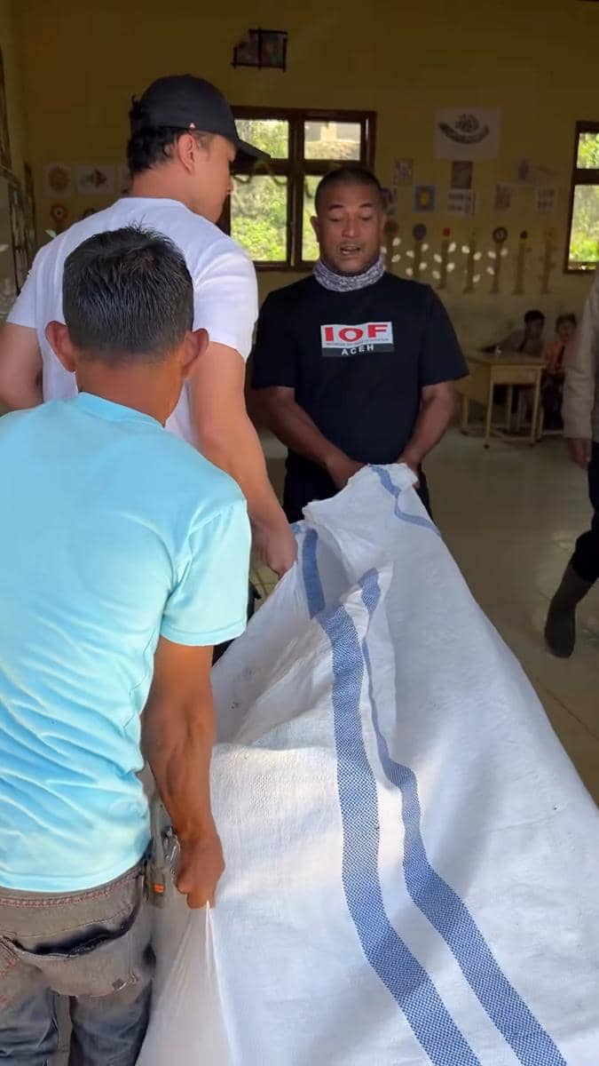 Potret Nicholas Saputra salurkan bantuan ke sekolah di Aceh Tengah