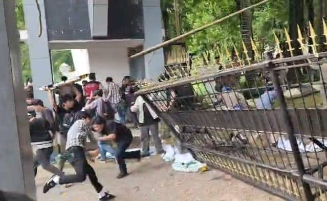 Aliansi Wija To Luwu terlibat bentrok dengan anggota Satpol PP di Gubernur Sulsel, Senin (12/1/2026). (Dok Video Warga)