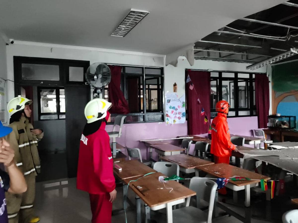 Platfon SDN 05 Pademangan Timur roboh