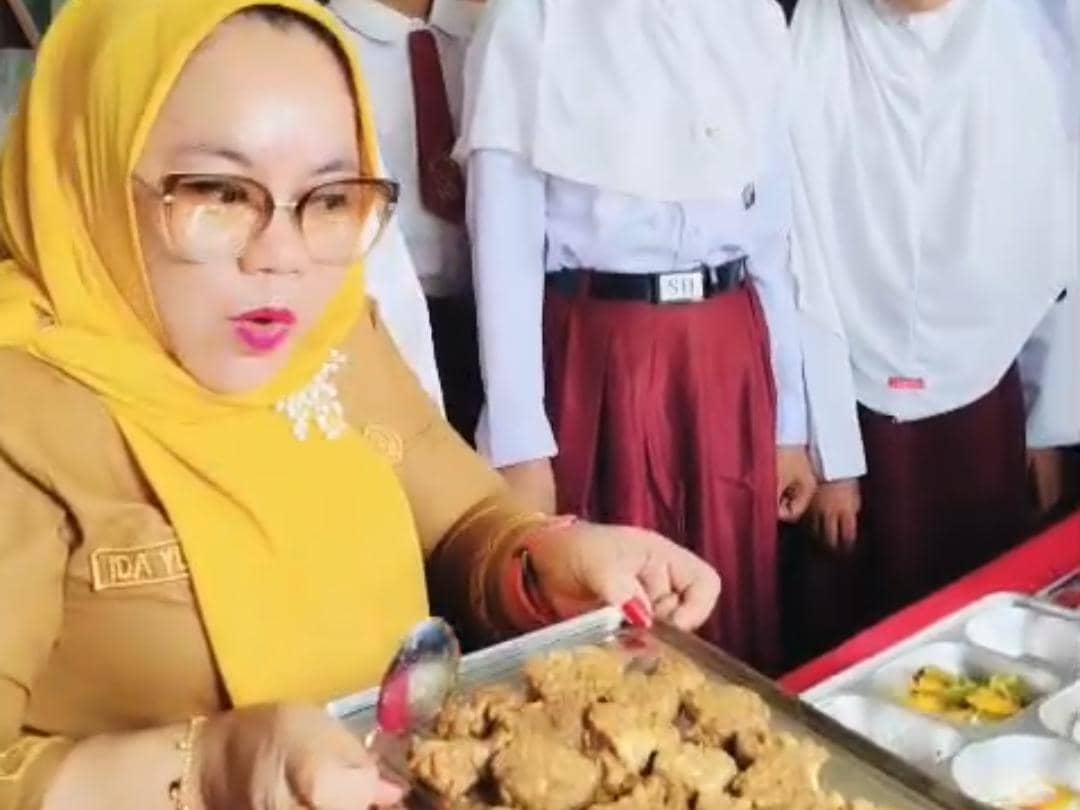 Rekaman video guru SDN 3 Sindang Sari marah akibat menu program MBG tidak layak konsumsi.