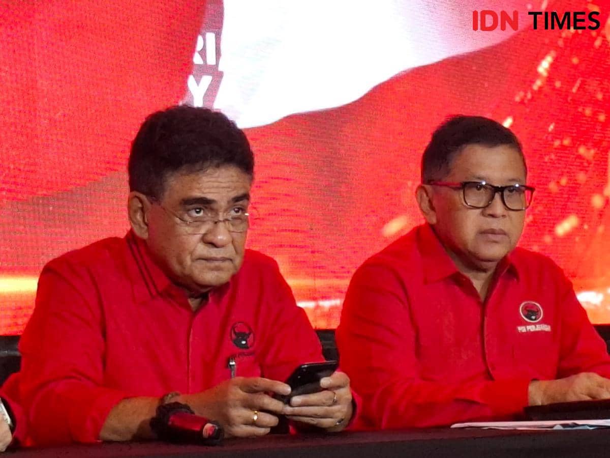 Sekjen PDIP Hasto Kristianto (kanan) dan Ketua DPP PDIP Andreas Hugo Pareira (kiri) dalam jumpa pers di Rakernas I PDIP di Ancol, Jakarta Utara