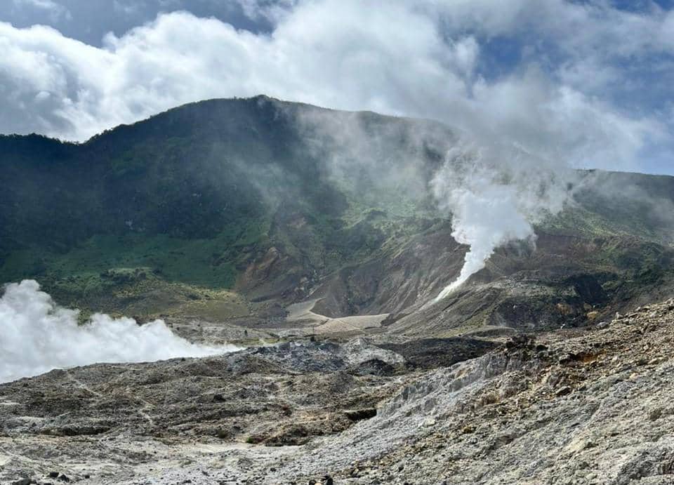 Kawah aktif gunung Papandayan