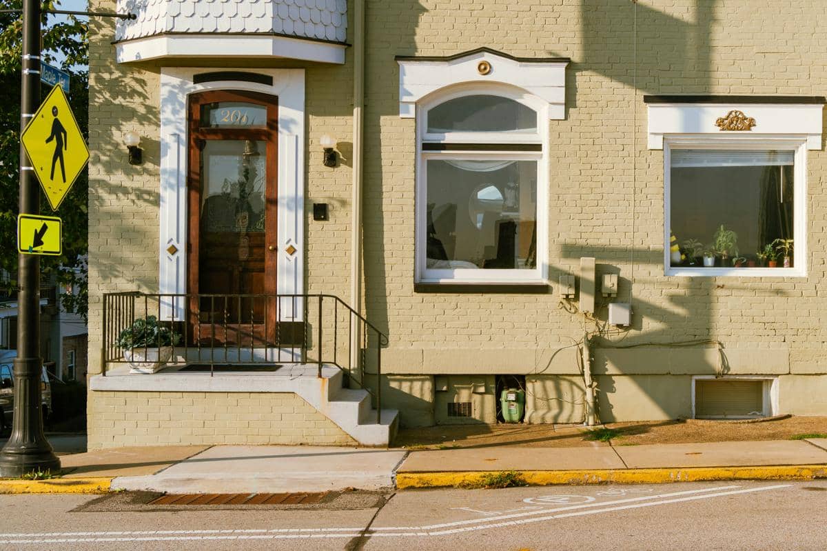 Ilustrasi rumah warna krem hangat