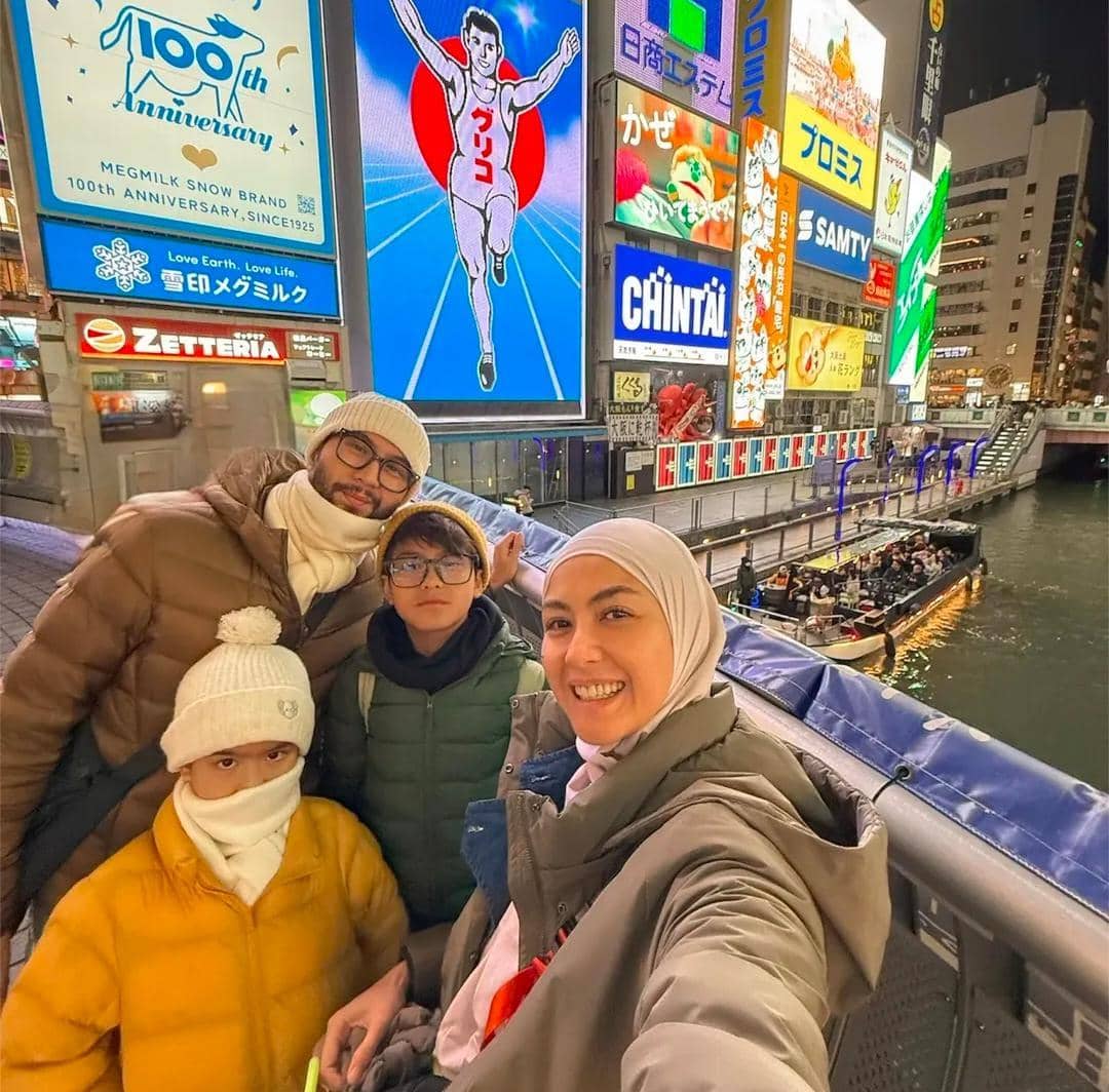 Revalina S. Temat dan keluarga liburan di Jepang