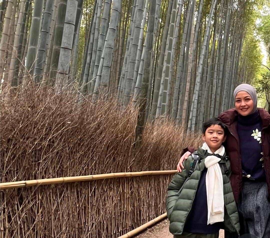 Revalina S. Temat dan keluarga liburan di Jepang