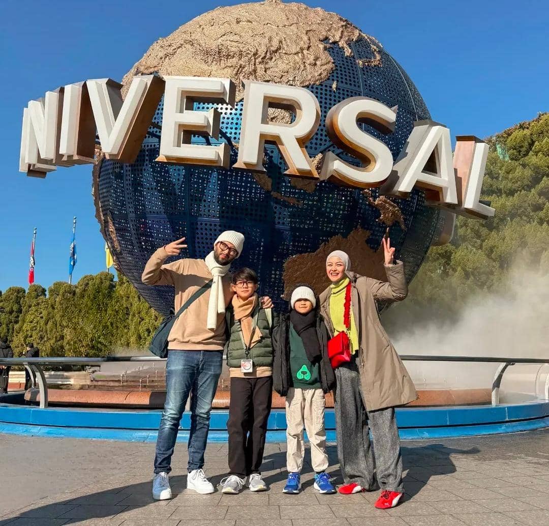 Revalina S. Temat dan keluarga liburan di Jepang