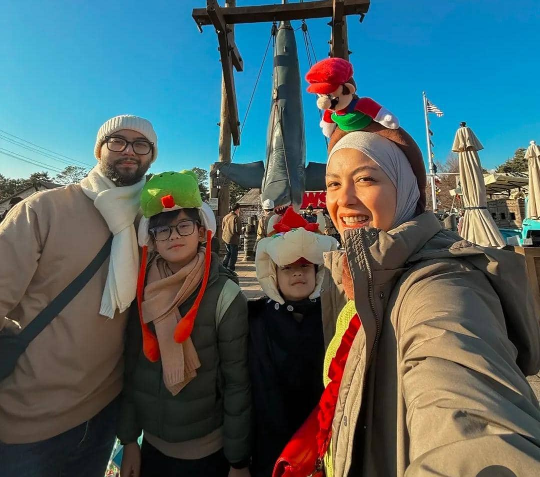 Revalina S. Temat dan keluarga liburan di Jepang